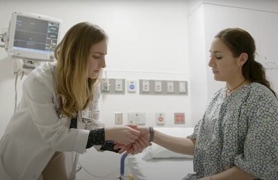 Кодирование Аквилонг в городе Бавлы Врач держит пациентку за руку